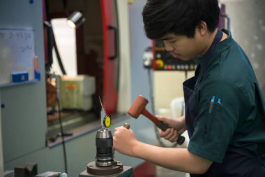 Makine aletleri fabrikasında çalışan makine mühendisi, Asyalı torna teknisyeni, Tayland çalışanı, Asyalı yakışıklı sanayi işçisi, cnc makinesi.