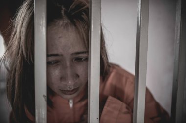 Demir hapishaneyi, mahkûm konseptini, Tayland halkını yakalamak isteyen kadınların elleri, özgür olmak isteyen kadınların elleri, eğer yasaları çiğneyip hapse girerlerse,.