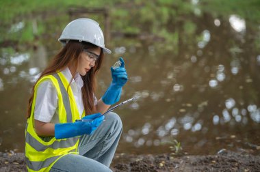 Çevre mühendisleri su kalitesini inceler, suyu test etmek için laboratuvara getirir, su ve topraktaki mineral içeriğini kontrol eder, su kaynaklarındaki kirleticileri kontrol ederler..