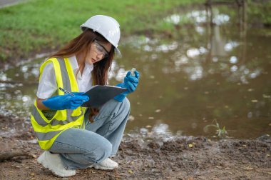 Çevre mühendisleri su kalitesini inceler, suyu test etmek için laboratuvara getirir, su ve topraktaki mineral içeriğini kontrol eder, su kaynaklarındaki kirleticileri kontrol ederler..