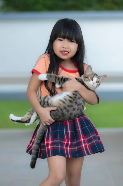 Portrait Cute Asian Little Girl Her Cat — Zdjęcie stockowe