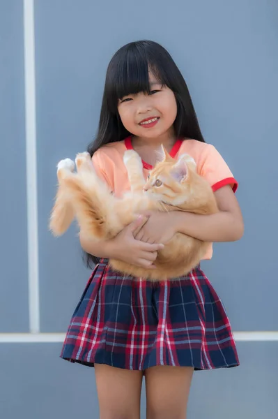 Portrait Cute Asian Little Girl Her Cat — Stockfoto