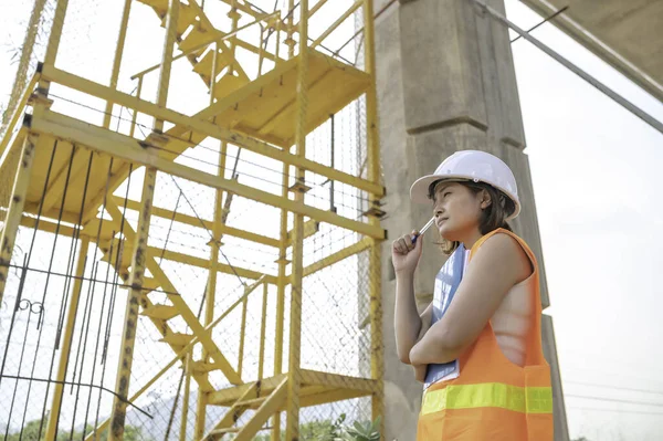 Eine Asiatische Ingenieurin Arbeitet Auf Einer Autobahnbrücke Bauarbeiter Inspizieren Arbeiten — Stockfoto