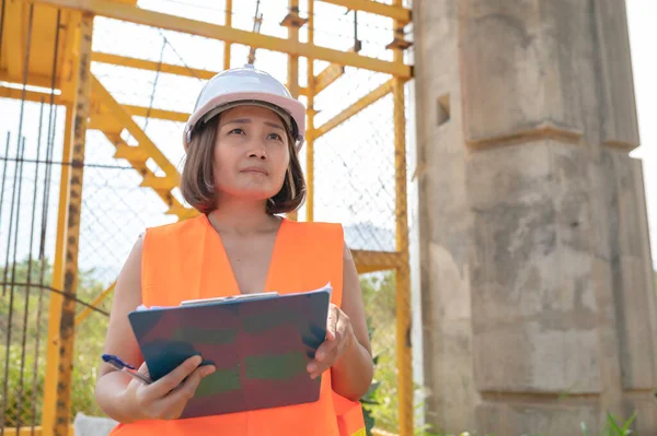 Eine Asiatische Ingenieurin Arbeitet Auf Einer Autobahnbrücke Bauarbeiter Inspizieren Arbeiten — Stockfoto