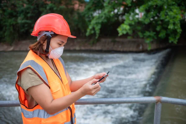 Asiatische Ingenieurinnen Arbeiten — Stockfoto