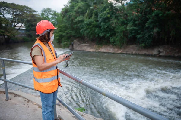 Asiática Mujer Ingeniería Trabajo — Foto de Stock