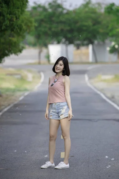 Porträt Einer Asiatischen Frau Auf Der Straße Schöne Thailändische Menschen — Stockfoto