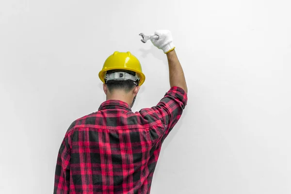 Técnico Usar Capacete Com Chave Mão Isolar Fundo Branco Tailândia — Fotografia de Stock