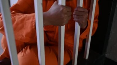 Demirden hapishaneyi, mahkûm konseptini, Tayland halkını yakalamak isteyen kadının portresi, özgür olmayı umut etmek, eğer yasaları çiğneyen kişi tutuklanır ve hapse atılırsa,.