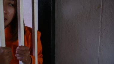 Demirden hapishaneyi, mahkûm konseptini, Tayland halkını yakalamak isteyen kadının portresi, özgür olmayı umut etmek, eğer yasaları çiğneyen kişi tutuklanır ve hapse atılırsa,.