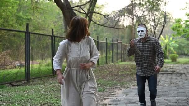 Scene Psychopathic Killer Chasing Woman — Video