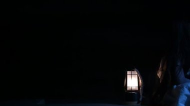 Geceleri üzgün çocuk hayalet. Cadılar Bayramı festivali konsepti. 13. Cuma. Korku filmi sahnesi. Oyuncak bebeği olan bir kız