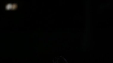 Geceleri üzgün çocuk hayalet. Cadılar Bayramı festivali konsepti. 13. Cuma. Korku filmi sahnesi. Oyuncak bebeği olan bir kız