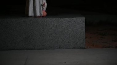 Geceleri üzgün çocuk hayalet. Cadılar Bayramı festivali konsepti. 13. Cuma. Korku filmi sahnesi. Oyuncak bebeği olan bir kız
