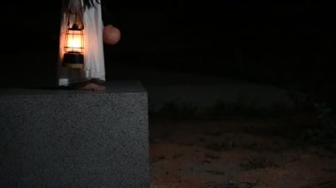 Geceleri üzgün çocuk hayalet. Cadılar Bayramı festivali konsepti. 13. Cuma. Korku filmi sahnesi. Oyuncak bebeği olan bir kız