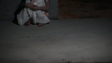 Geceleri üzgün çocuk hayalet. Cadılar Bayramı festivali konsepti. 13. Cuma. Korku filmi sahnesi. Oyuncak bebeği olan bir kız