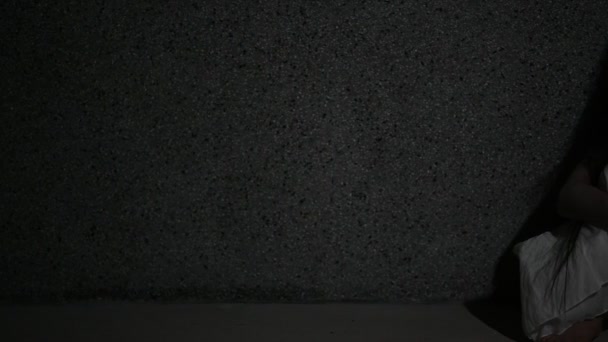 Грустное Детское Привидение Ночью Концепция Фестиваля Хэллоуина Пятница Сцена Фильмов — стоковое видео