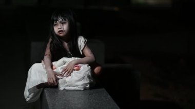 Geceleri üzgün çocuk hayalet. Cadılar Bayramı festivali konsepti. 13. Cuma. Korku filmi sahnesi. Oyuncak bebeği olan bir kız