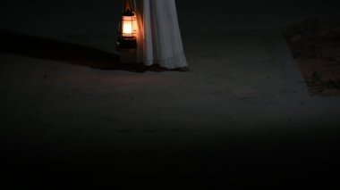 Geceleri üzgün çocuk hayalet. Cadılar Bayramı festivali konsepti. 13. Cuma. Korku filmi sahnesi. Oyuncak bebeği olan bir kız