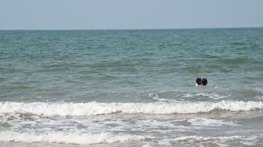 Tayland 'ın yavaş hareket eden denizi, yaz günü deniz manzarası.