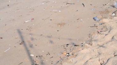 Due to the large number of tourists visiting and not keeping clean, the beach is dirty.