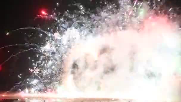 Maschio Ballerini Del Fuoco Eseguire Spettacolo Fuoco Con Fuochi Artificio — Video Stock