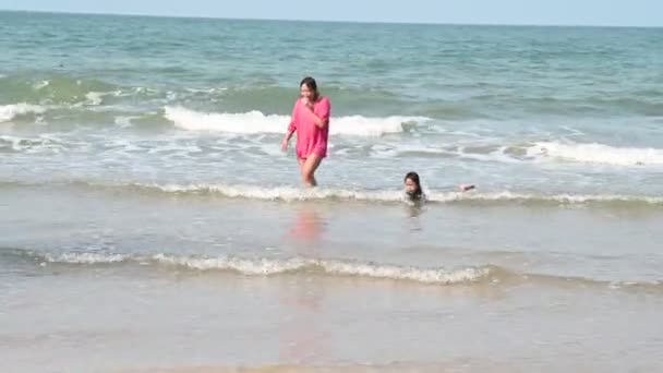 Mother Daughter Play Sand Side Sea Beach Sunset Thailane People — Stock videók