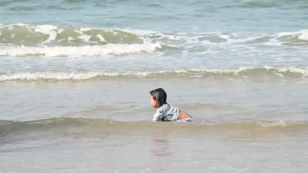 Little Girl Play Sand Side Sea Beach Sunset Thailane People — Stockvideo