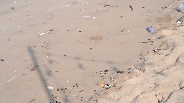 Due Large Number Tourists Visiting Keeping Clean Beach Dirty — Vídeo de stock