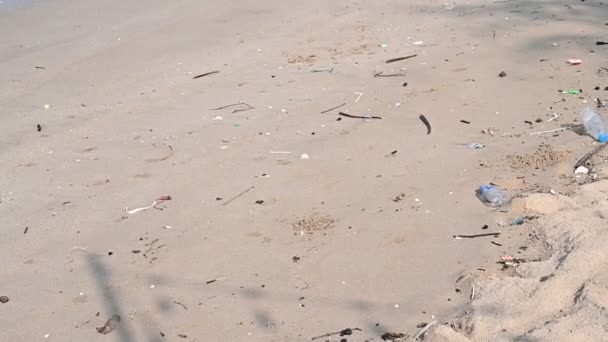 Большого Количества Туристов Посещающих Пляж Соблюдающих Чистоту Пляж Грязный — стоковое видео