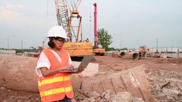 Civil Engineer Working Construction Site Company Manager Supervises Road Construction — Vídeo de Stock