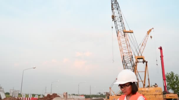 Civil Engineer Working Construction Site Company Manager Supervises Road Construction — Vídeo de Stock