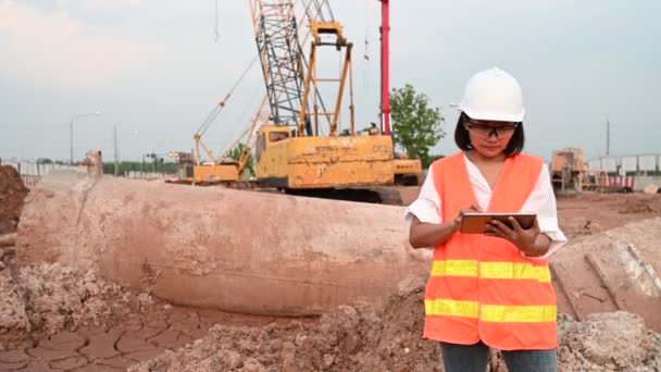 Civil Engineer Working Construction Site Company Manager Supervises Road Construction — Stockvideo