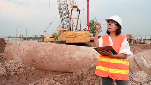 Civil Engineer Working Construction Site Company Manager Supervises Road Construction — Vídeos de Stock