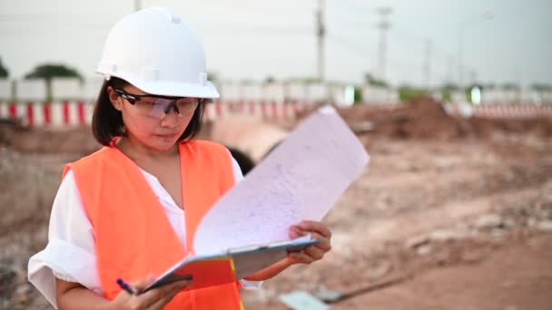 Civil Engineer Working Construction Site Company Manager Supervises Road Construction — Vídeo de stock