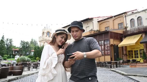 Happy Young Asian Couple Travel Old Town Italy Style Honeymoon — Vídeo de Stock