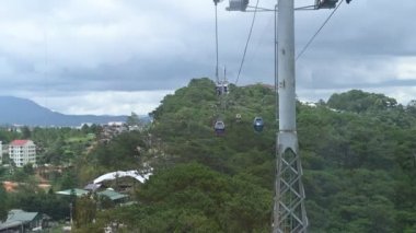 Dalat şehrinin dağdaki Cable otomobil kalkış noktasından görüntüsü