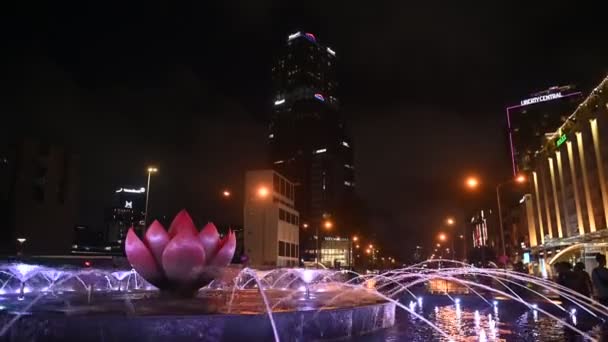Vista Nocturna Plaza Ciudad Con Fuente — Vídeos de Stock