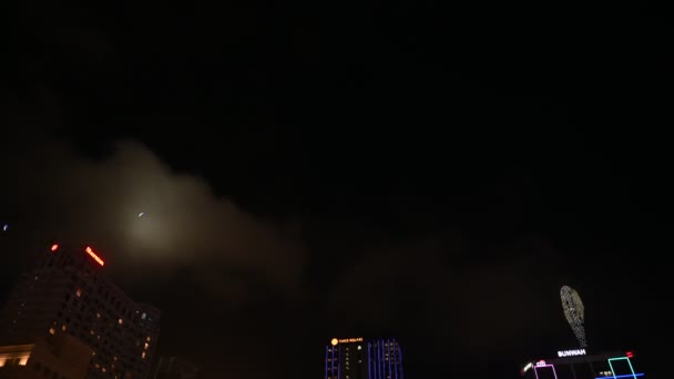 Éjszakai Kilátás Város Főterén Szökőkút — Stock videók
