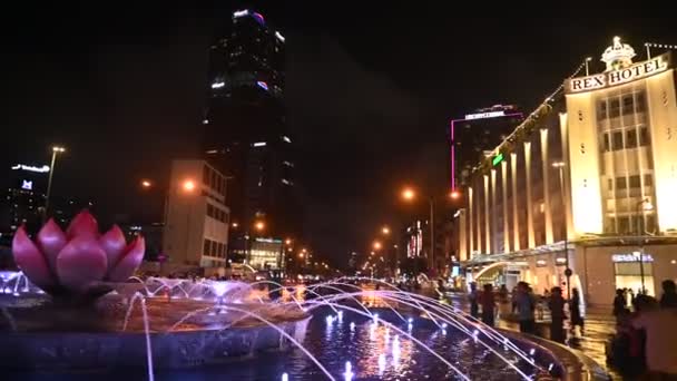 Vista Nocturna Plaza Ciudad Con Fuente — Vídeos de Stock