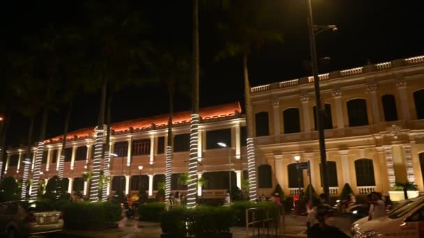 ベトナムのダラット市を表示します ライフスタイルライドバイク 夜市内中心部の眺め — ストック動画