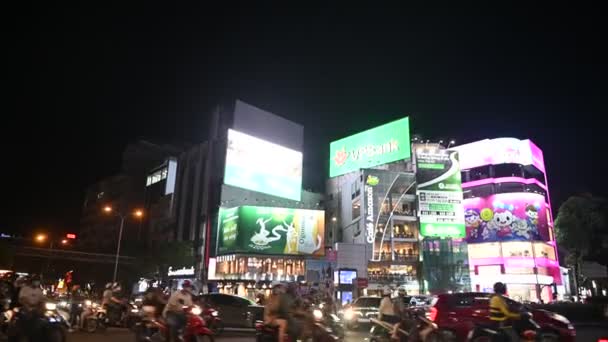 ベトナムのダラット市を表示します ライフスタイルライドバイク 夜市内中心部の眺め — ストック動画
