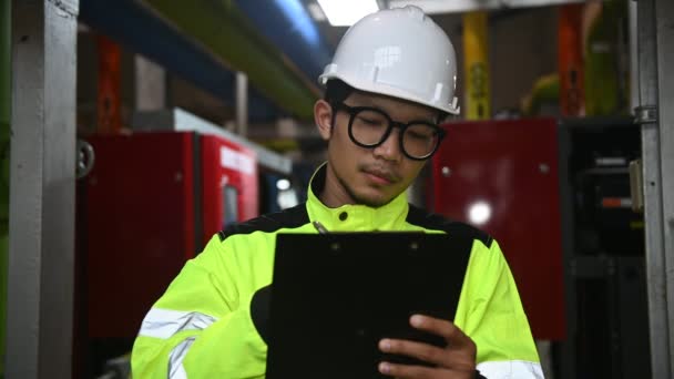 Azjatycki Inżynier Noszący Okulary Pracujący Kotłowni Sprawdzający Dane Techniczne Urządzeń — Wideo stockowe