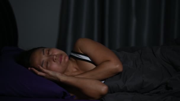 Asian Womn Have High Concern Why She Can Sleep Have — Stock Video