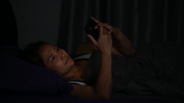 亚洲女人很担心这就是为什么她睡不着的原因 工作压力大 — 图库视频影像