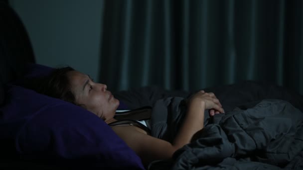 亚洲女人很担心这就是为什么她睡不着的原因 工作压力大 — 图库视频影像