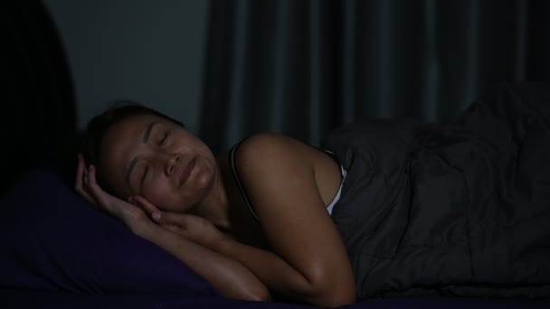 アジアの女性は眠ることができない理由である高い関心を持っています 仕事からストレスを感じる — ストック動画