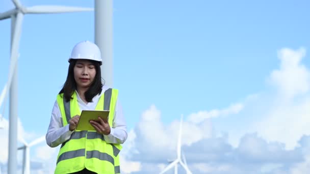 Kvinna Ingenjör Som Arbetar Och Håller Rapporten Vindkraftverket Power Generator — Stockvideo