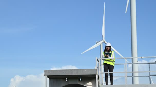 Kvinna Ingenjör Som Arbetar Och Håller Rapporten Vindkraftverket Power Generator — Stockvideo