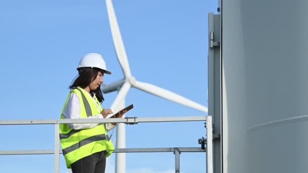 Vrouwelijke Ingenieur Werkt Houdt Het Rapport Bij Windturbine Park Power — Stockvideo